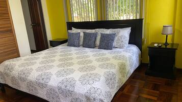 3 habitaciones, escritorio, tabla de planchar con plancha y wifi gratis