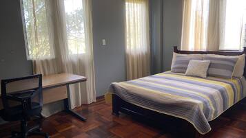 3 habitaciones, escritorio, tabla de planchar con plancha y wifi gratis