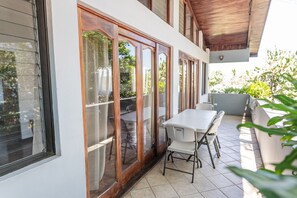 Outdoor dining - Comfortable Casa De Ensueño + Internet Fibra + Close To Colon Town (Ciudad Colón)