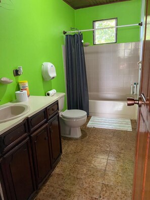 Combinazione doccia/vasca, asciugacapelli, asciugamani, sapone