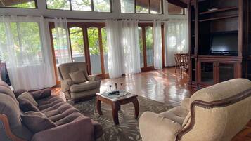 Smart-tv, bordsfotboll, böcker och kontor