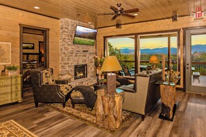 TV, fireplace - MountainviewRetreat: MtnView, IndoorPool, HotTub, Wifi, Theater, Games, Resort Facilities (Pigeon Forge)