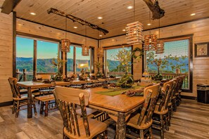 Dining - MountainviewRetreat: MtnView, IndoorPool, HotTub, Wifi, Theater, Games, Resort Facilities (Pigeon Forge)
