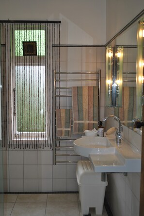 Suite, 3 soverom (Guest Suite B) | Bad | Dusj, håndklær, såpe og toalettpapir