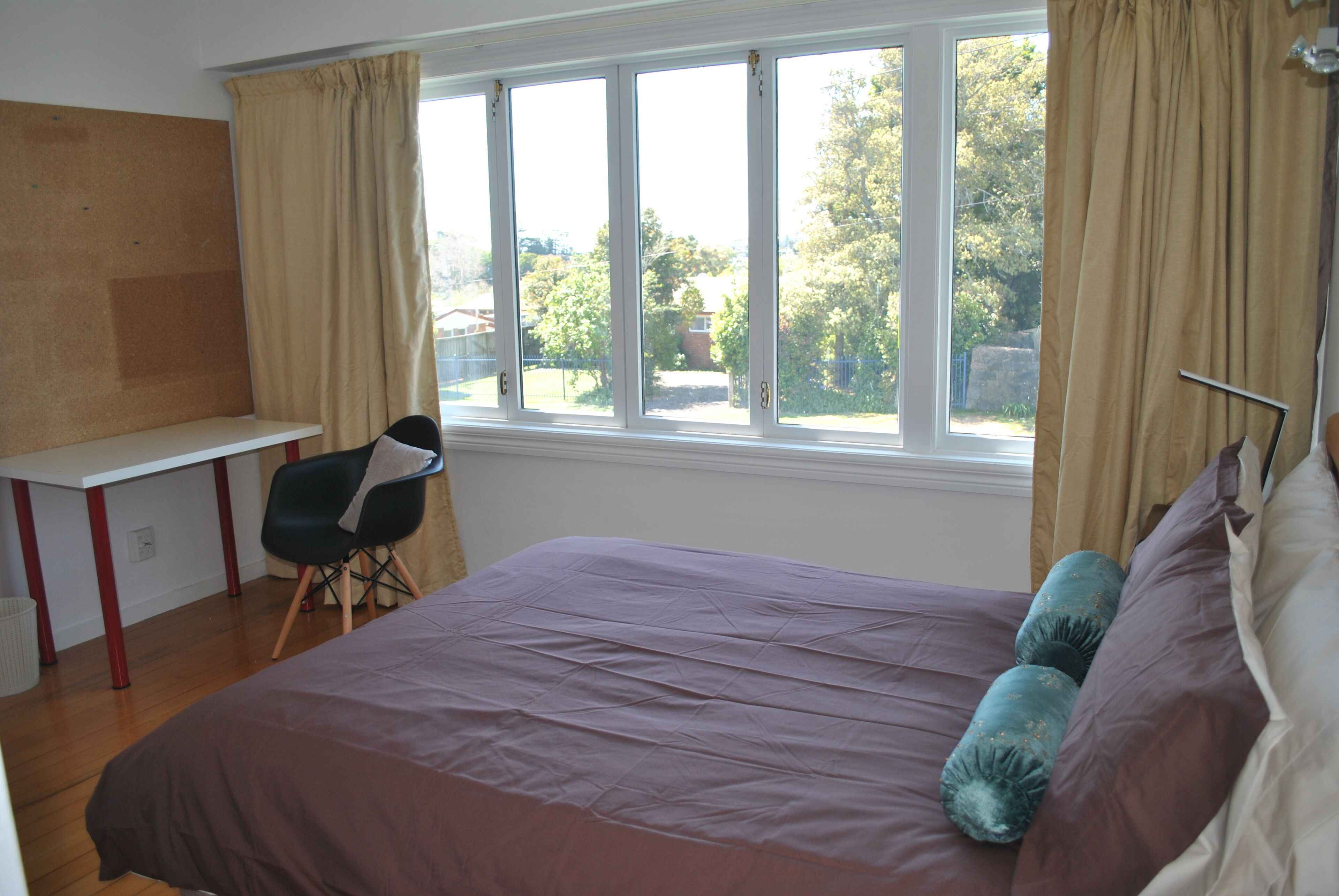 Suite, 3 soverom (Guest Suite A) | Lydisolert, wi-fi (inkludert) og sengetøy