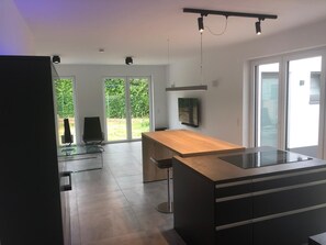 Een koelkast, een microgolfoven, een oven, een kookplaat