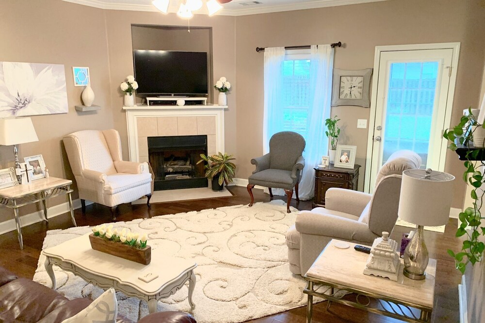 Tuscaloosa Clean, Safe & Stylish House, Minutes from UA and Downtown