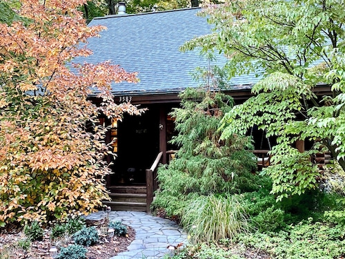 Log Cabin Luxury on Beautiful Goshorn Lake & Minutes from Downtown Saugatuck