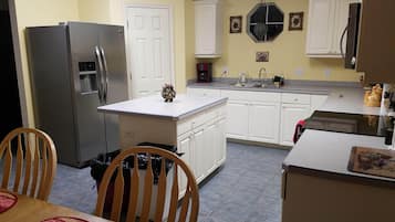 Microondas, horno, parrilla de estufa y lavavajillas