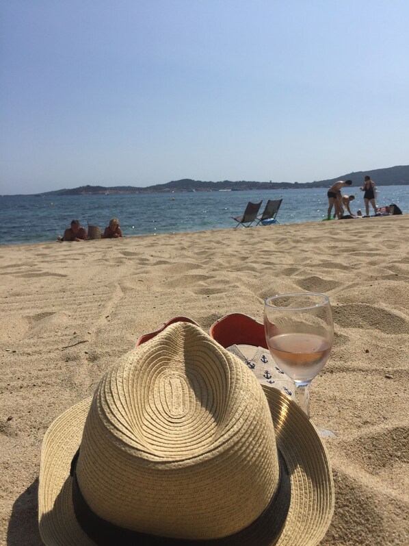 Chaises longues, serviettes de plage