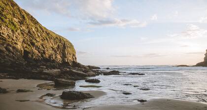 The Mill House, NOLTON HAVEN Family and pet friendly with hot tub and log burner