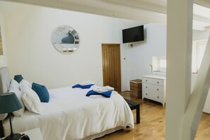 2 bedrooms, iron/ironing board, free WiFi