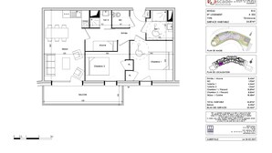 Plano de un cuarto de hotel con balcón, kitchenette, dos recámaras, un baño y sala de estar.
