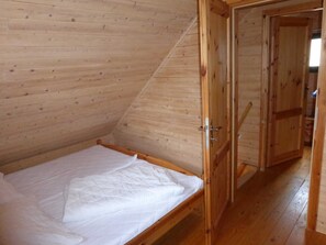 4 bedrooms, travel crib, WiFi