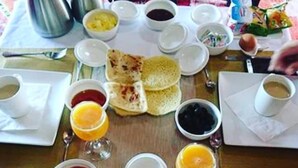 Una mesa de desayuno con diferentes alimentos y condimentos.
