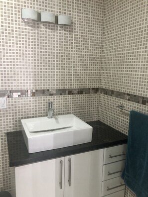 Serviettes fournies, savon, papier toilette