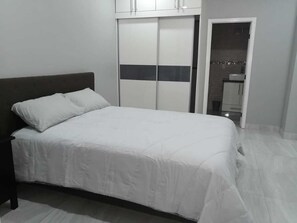 2 bedrooms, iron/ironing board, WiFi, bed sheets