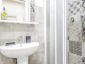 Dusche, Haartrockner, Handtücher, Seife