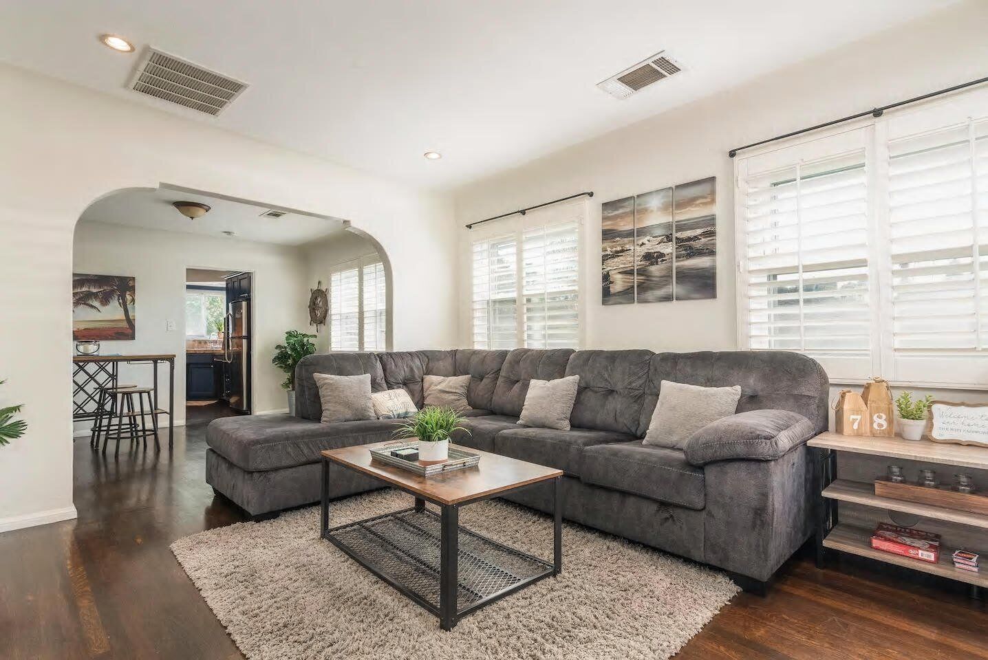 ⛱ Cozy Bungalow Near Downtown & Airport, Minutes from Beach⭐️