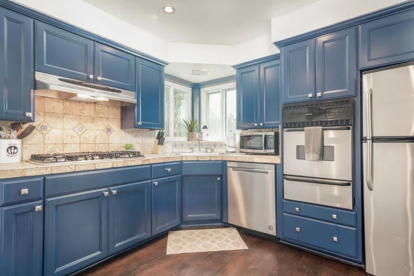 ⛱ Cozy Bungalow Near Downtown & Airport, Minutes from Beach⭐️