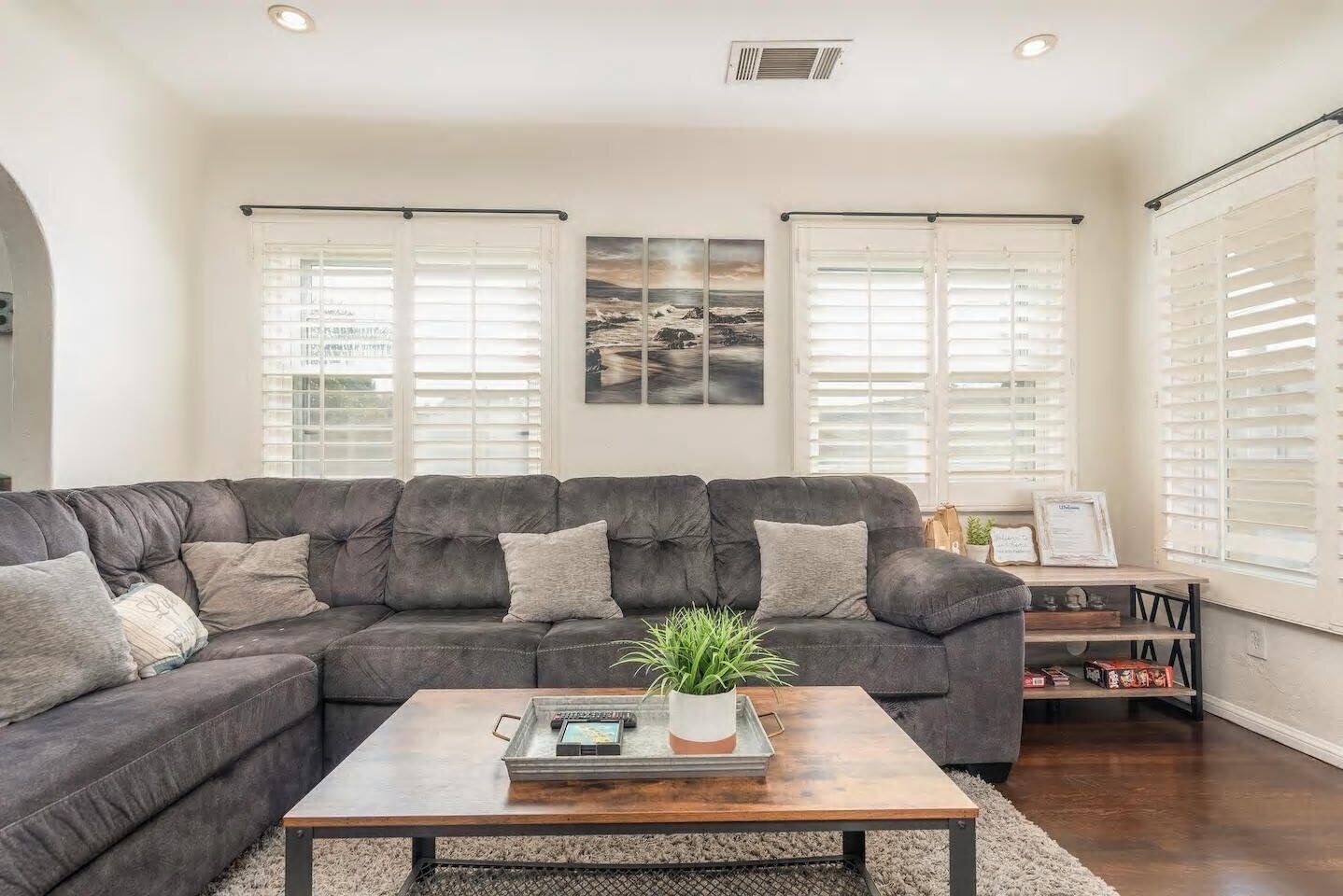 ⛱ Cozy Bungalow Near Downtown & Airport, Minutes from Beach⭐️