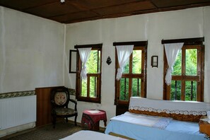 Familienzimmer, Gemeinschaftsbad | Wohnbereich | Fernseher