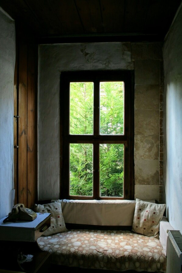 单人房, 公共浴室 | 起居区 | 电视