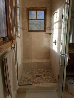 Ensemble douche/baignoire, sèche-cheveux, serviettes fournies, savon