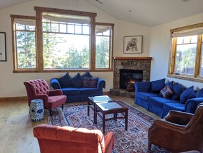 Smart TV, chimenea, tenis de mesa y libros 