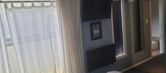 Private entry. En-suite bath, smart tv, fridge,microwave, toaster and coffee 