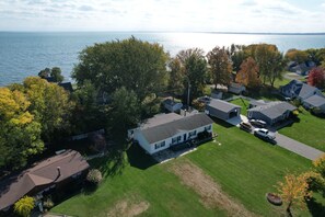 Exterior - Conti's Cottage-Lake Views (Kelleys Island)