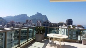 Outdoor dining - FANTASTIC DUPLEX COVERAGE IN PRAIA DA BARRA (Rio de Janeiro)