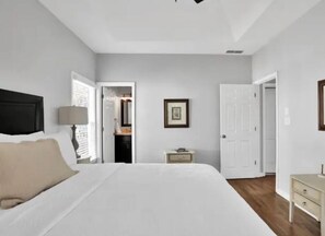 3 habitaciones, tabla de planchar con plancha, wifi y ropa de cama