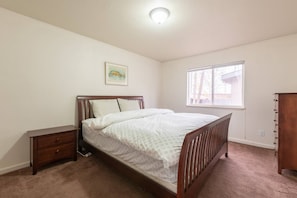 2 bedrooms, iron/ironing board, WiFi, bed sheets - Spacious 2BR House Historic Downtown Roseville (Roseville)