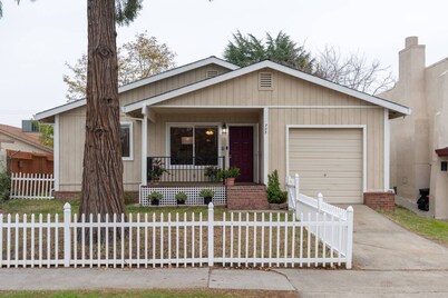 Spacious 2BR House Historic Downtown Roseville
