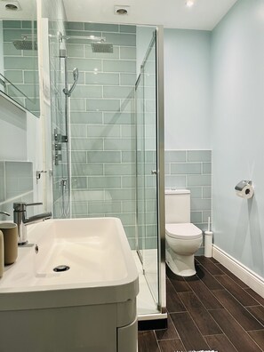Dusche, Haartrockner, Handtücher, Seife