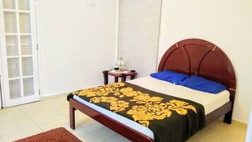 3 bedrooms, desk, iron/ironing board, free WiFi