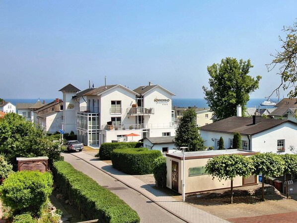 Unclassified image, 1 of 14, button