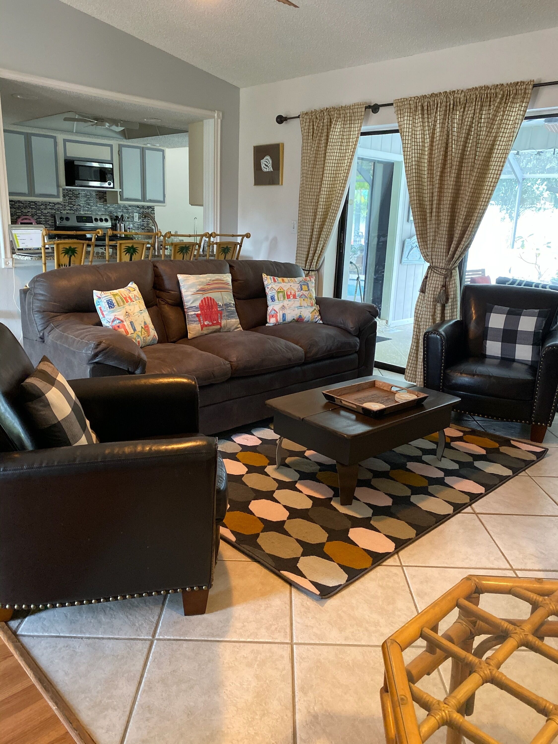 Televisión de pantalla plana, reproductor de DVD, futbolito y juguetes 