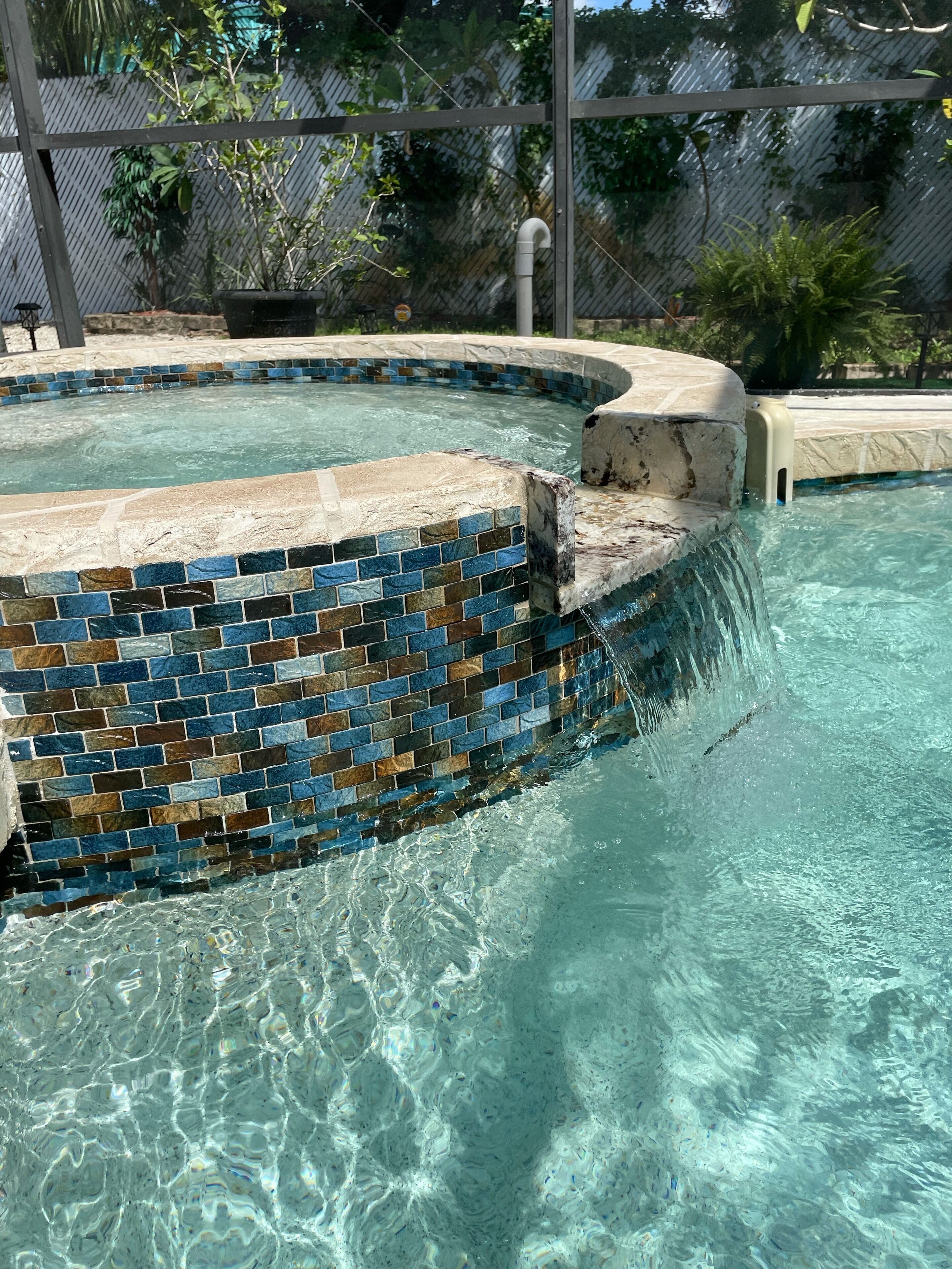 Una piscina al aire libre, una piscina climatizada