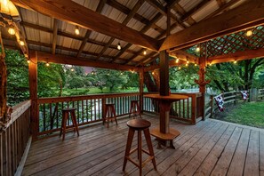Outdoor dining - Row Harder- Pet Friendly | Screened Porch | Riverside| Guest House (Blue Ridge)