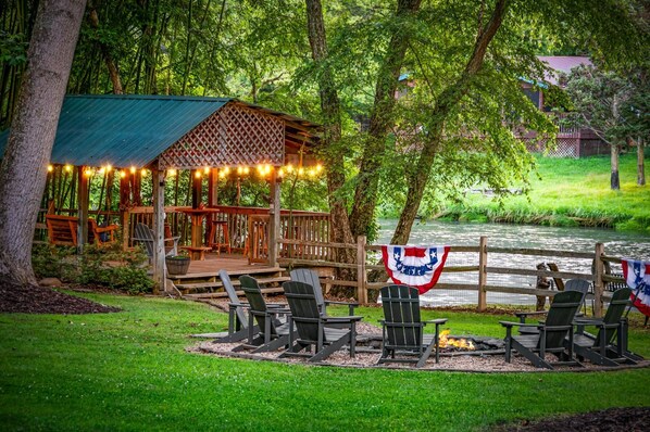 Property grounds - Row Harder- Pet Friendly | Screened Porch | Riverside| Guest House (Blue Ridge)