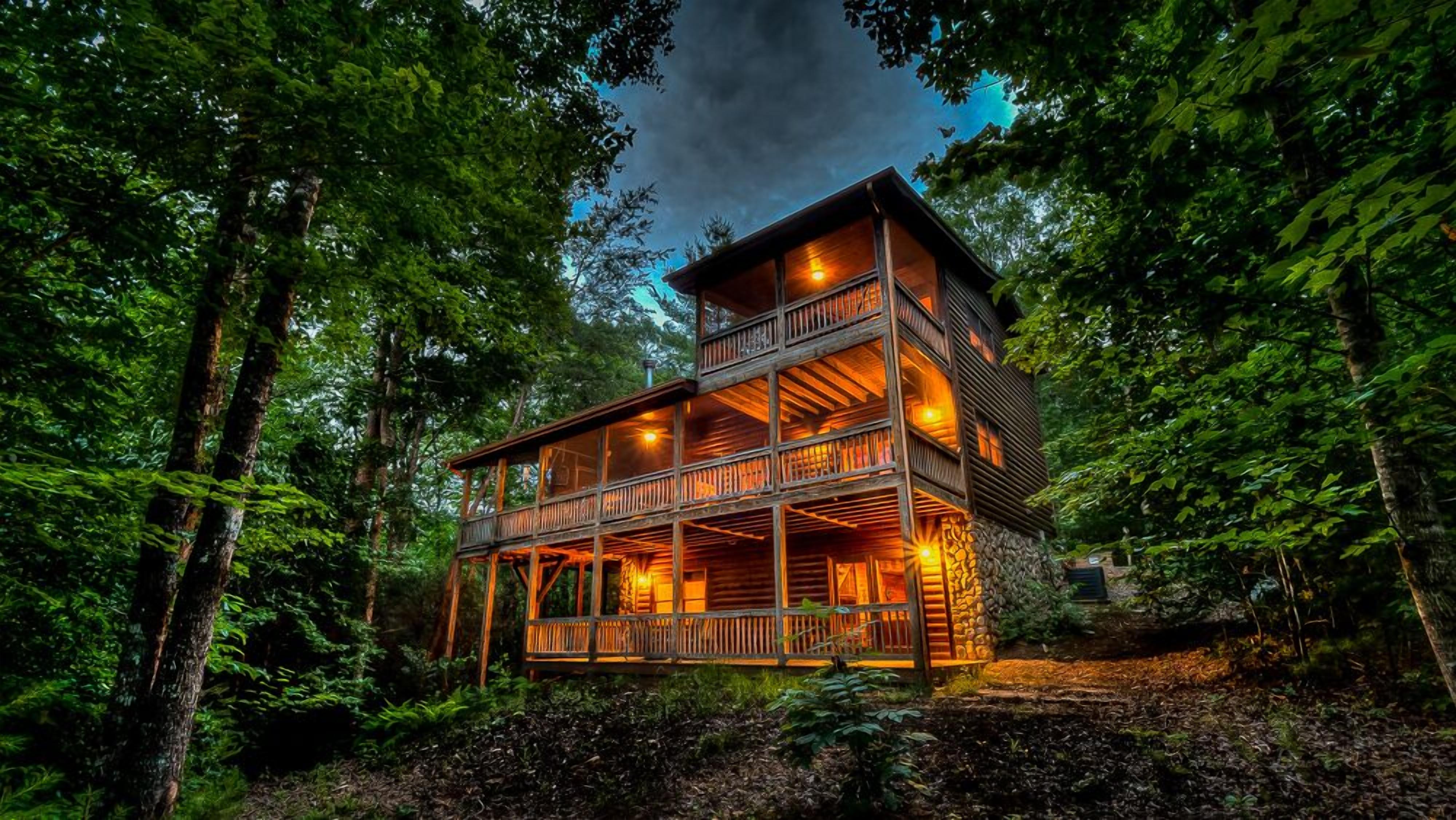 Sunset Ridge- Wooded Setting | Screened Deck | Relaxing Hot Tub