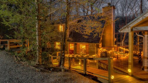 Rusty Rooster- Pet Friendly | Running Creek on Property | Paved Roads
