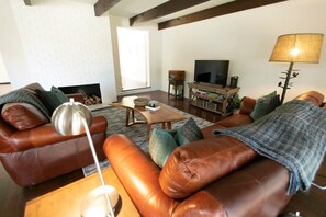 Téléviseur, livres, chaîne audio