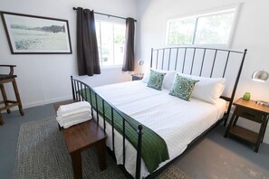 5 bedrooms, iron/ironing board, WiFi, bed sheets