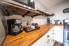 Fridge, microwave, oven, stovetop - Calor Nest - Family/Kid Oriented Homestead (Manitou Springs)