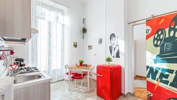 Réfrigérateur, four, plaque de cuisson, cafetiÚre/bouilloire