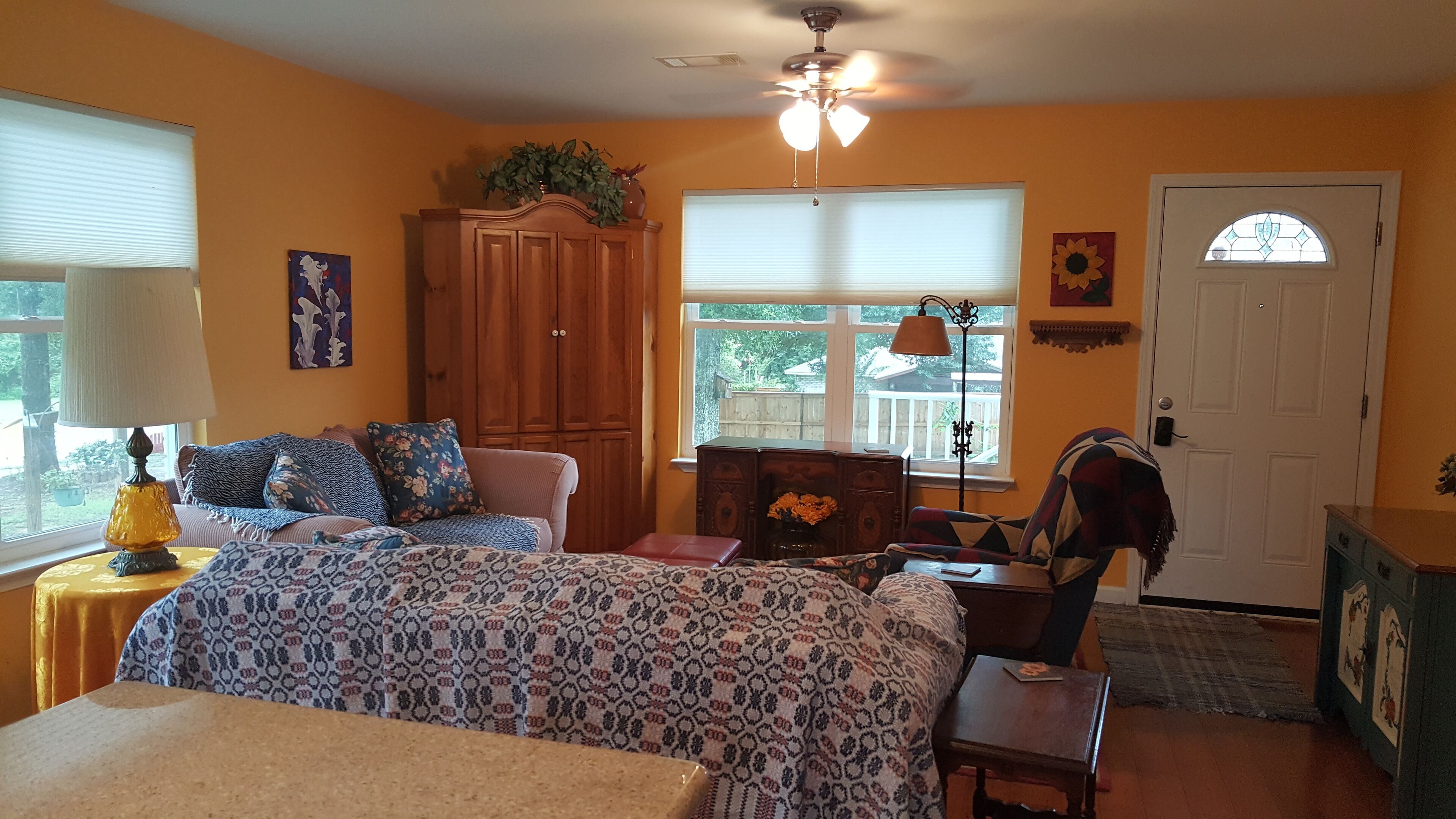 The Sunflower Inn is a cozy, comfortable and private full 1 bedroom apartment.