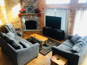 Een televisie en een open haard